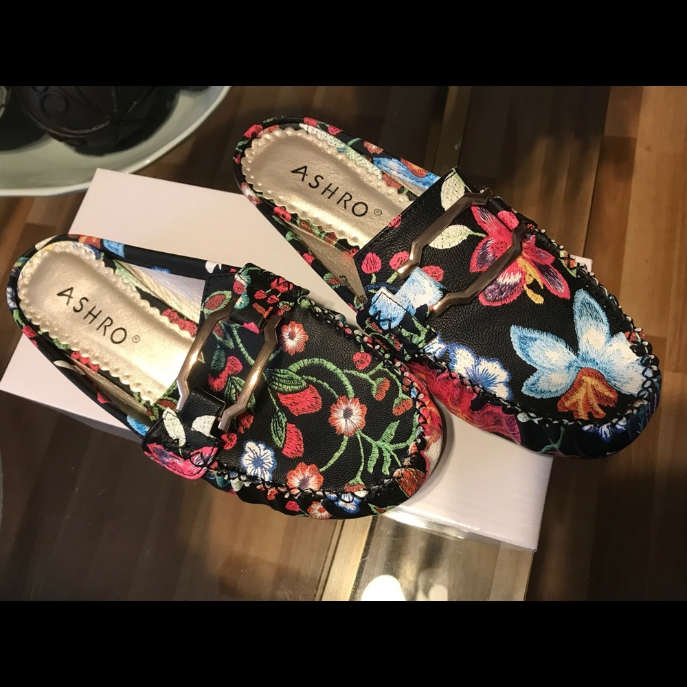 Great fun colorful slides.  Never Worn